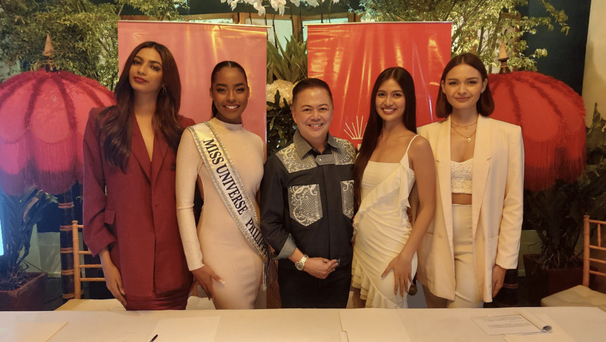 Miss Universe Philippines Chelsea Manalo (second from left) with MUPH EVP Voltaire Tayag (center), and (from left) Miss Eco Teen International 2024 runner-up Raven Doctor, Miss Supranational Asia & Oceania 2024 Alethea Ambrosio, and Miss Supranational 2023 first runner-up Pauline Amelinckx/ARMIN P. ADINA